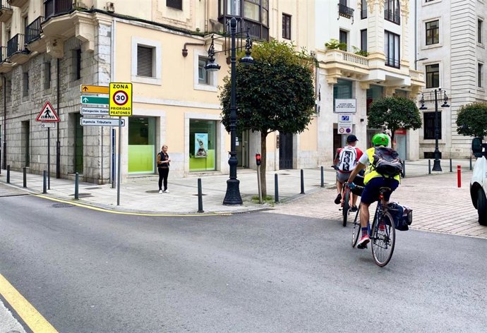 Bicis en una zona 30 de Santander