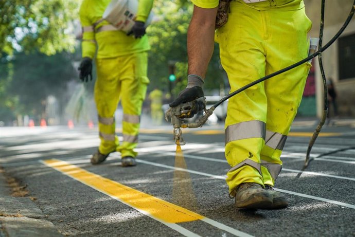 Tareas de adaptación del espacio público en la calle Consell de Cent
