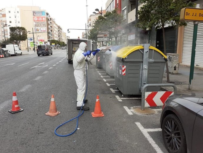 Labores de limpieza en contenedores de residuos de la ciudad de Valncia durante la crisis sanitaria del Covid-19