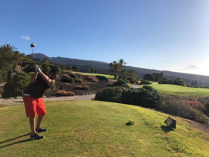 Un jugador de golf en la reapertura del campo anexo al hotel Jardín Tecina