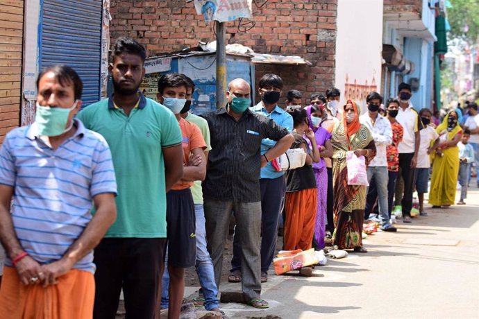 Coronavirus.- India cierra las licorerías horas después de su reapertura debido 