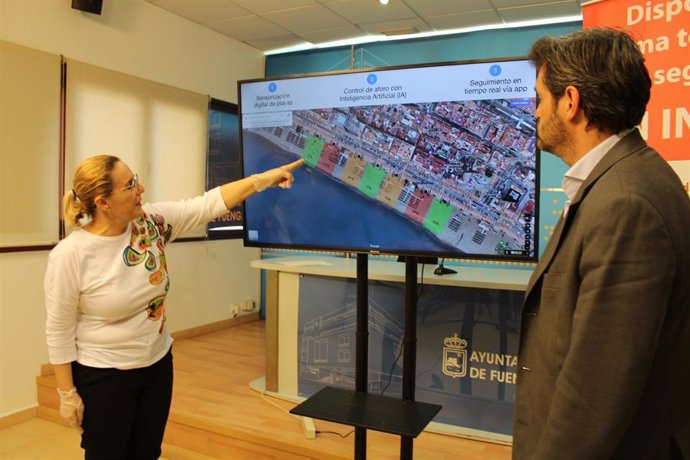 La alcaldesa de Fuengirola, Ana Mula,y el director de la compañía tecnológica fuengiroleña Juma, Carlos Moreno, en rueda de prensa