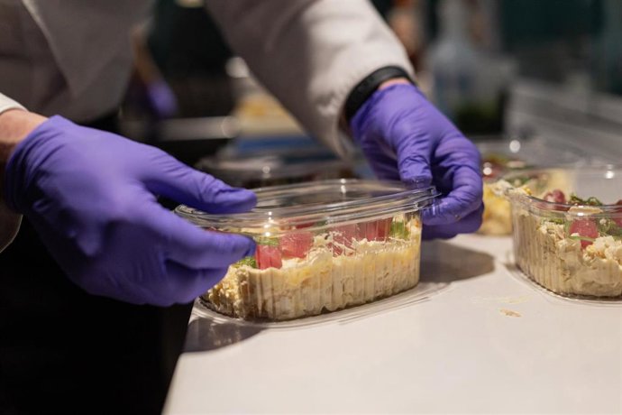 Un cocinero prepara un plato en un restaurante este domingo, un día antes de que sea posible desde este lunes recoger comida para llevar con cita previa en bares y restaurantes.