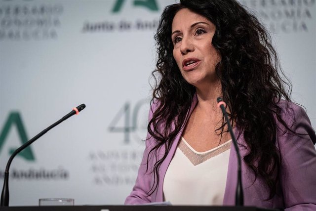 La consejera de Igualdad, Políticas Sociales y Conciliación de la Junta de Andalucía, Rocío Ruiz, en rueda de prensa.