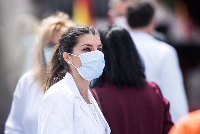 Una sanitaria protegida con mascarilla durante el acto de homenaje a los héroes del coronavirus celebrado en la Puerta del Sol en el día de la Comunidad de Madrid durante a Pandemia Covid-19. En Madrid, España, a 2 de mayo de 2020.