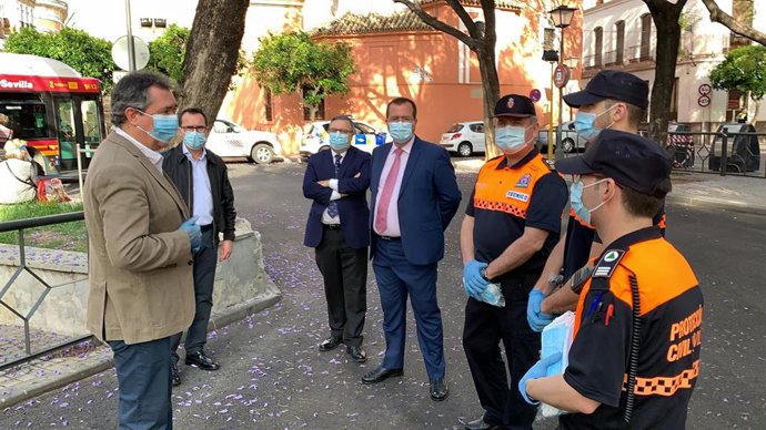El alcalde de Sevilla, Juan Espadas, comprueba el reparto de mascarillas en las principales paradas de Tussam