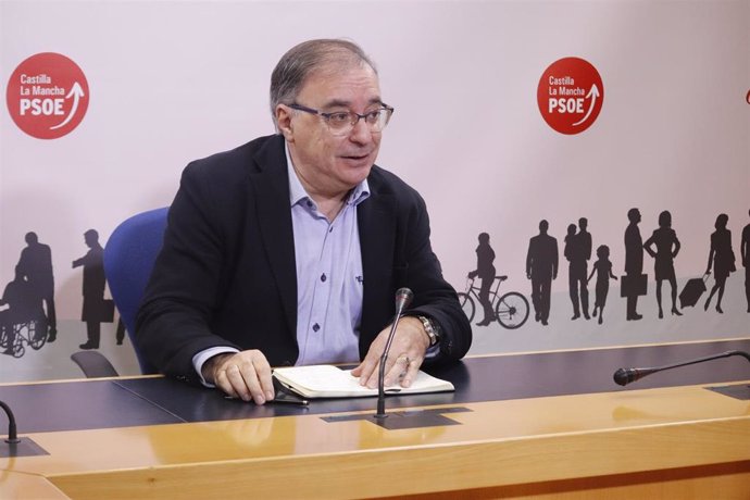 El presidente del Grupo Parlamentario Socialista en las Cortes de C-LM, Fernando Mora, en rueda de prensa