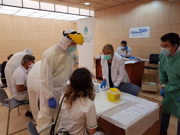 La alcaldesa de Marbella, Ángeles Muñoz,participa en la realización de test por el coronavirus