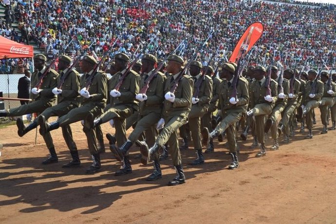 Marcha militar en el Estadio Machava durante los actos por el 40 aniversario de la independencia de Mozambique