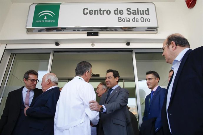 El presidente de la Junta de Andalucía, Juanma Moreno, en el acto de inauguración de el centro de salud Bola de Oro en Granada a 10 de enero de 2020