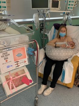 La unidad de neonatos del hospital Son Lltzser celebra el Día de la Madre.