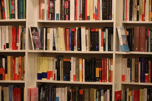 Libros colocados en una de las estanterías de librería  'Tipos Infames'