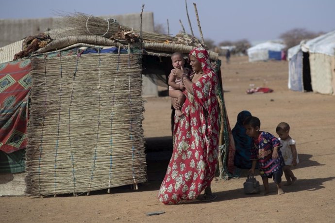 Una refugiada maliense con su hijo en Burkina Faso