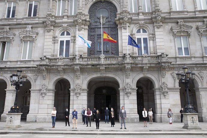 Concejales de  A Coruña guardan un minuto de silencio en recuerdo de las víctimas del COVID-19