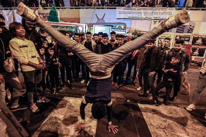 Baile en una plaza de Bagdad