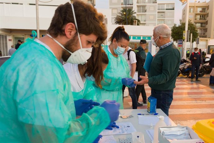 A través de muestra de suero, sanitarios realizan test rápidos de coronavirus  a la personas que quieran visitar Formentera y que hayan llegado a la isla en ferry desde Ibiza. Formentera empieza este lunes, 4 de mayo, la fase 1 del plan de desescalada q