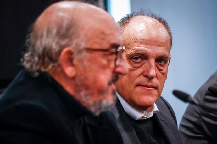 Javier Tebas, presidente de LaLiga, durante la presentación de un informe sobre el consumo de fútbol en los bares junto a Jaume Roures, presidente de Mediapro
