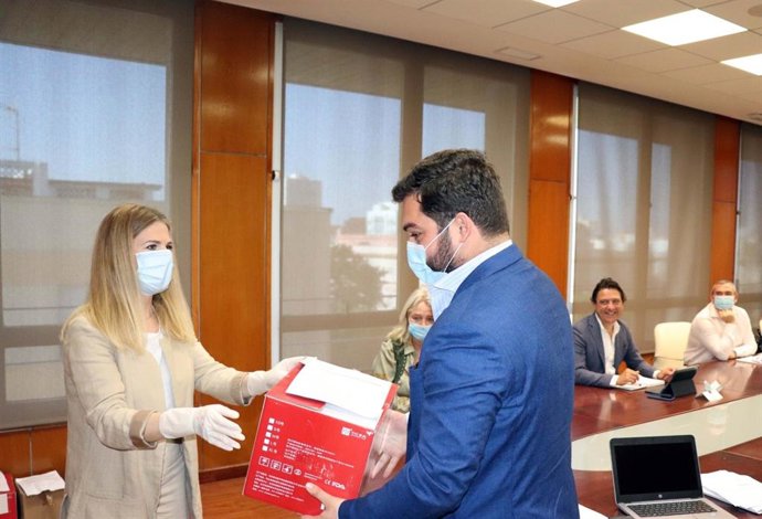 La delegada del Gobierno de la Junta en Cádiz, Ana Mestre, en el reparto de material de protección