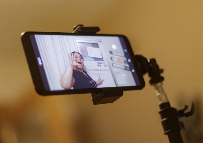 Pantalla de un móvil en el que se ve el vídeo de una clase que una profesora de Educación Infantil está grabando para sus alumnos durante el Estado de Alarma