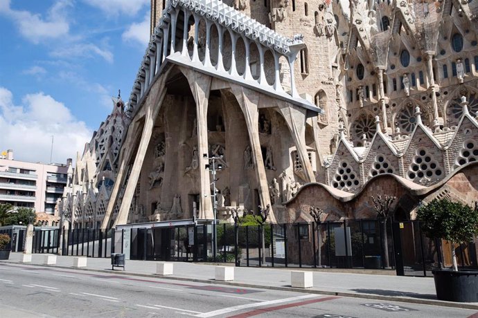 Basílica de la Sagrada Familia cerrada al público durante el sexto día de confinamiento tras la declaración del estado de alarma por la pandemia de coronavirus, en Barcelona / Cataluña (España), a 20 de marzo de 2020.