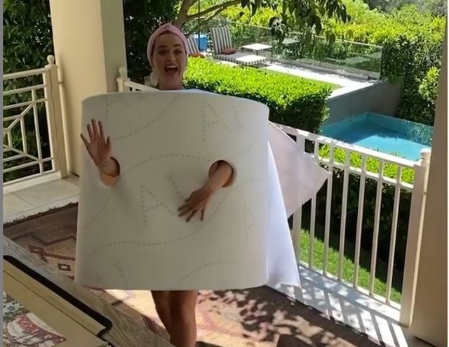 Katy Perry se viste de papel higiénico