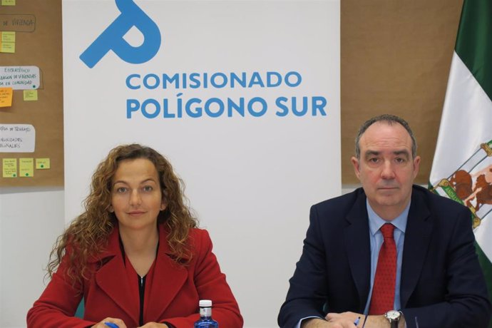 El comisionado para el Polígono Sur de Sevilla, Jaime Bretón, y la delegada territorial de Educación, Marta Escrivá