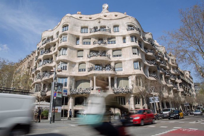 L'edifici de la Pedrera, obra de Gaudí, un dels més visitats a Barcelona, ciutat en la qual, malgrat haver-se redut, el turisme no ha caigut tant com a Madrid, on els efectes del coronavirus han estat més letals, a Barcelona a 13 de mar