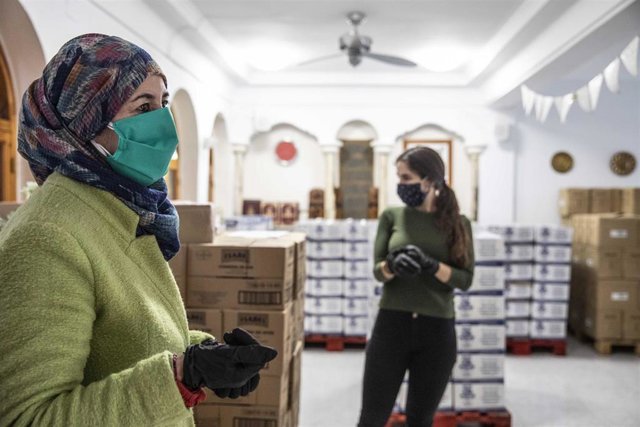 Zofra, la jefa de comunicación de la mezquita situada en la calle Méndez Núñez, 47, chequea, junto a una voluntaria, la llegada de alimentos para las familias desfavorecidas. En Valencia, a 4 de mayo de 2020.