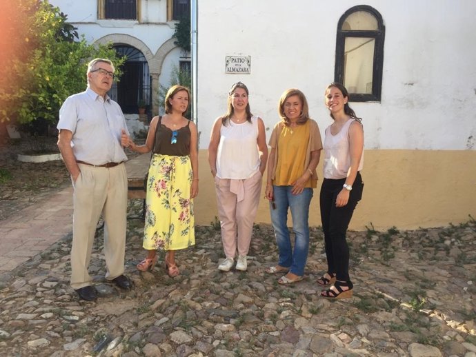 La delegada de Salud y Familias, María Jesús Botella (segunda por la dcha.), junto a la presidenta de la Asociación para la Diabetes de Córdoba, Claudia Medina (centro).