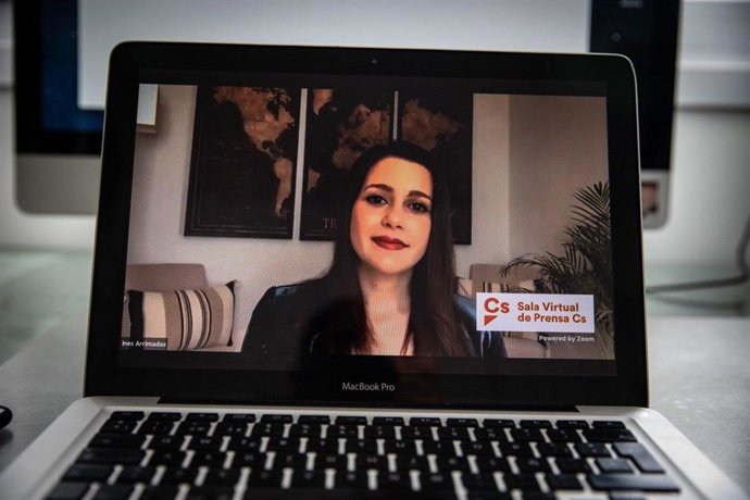 La presidenta de Ciudadanos y portavoz en el Congreso, Inés Arrimadas, en una rueda de prensa telemática.