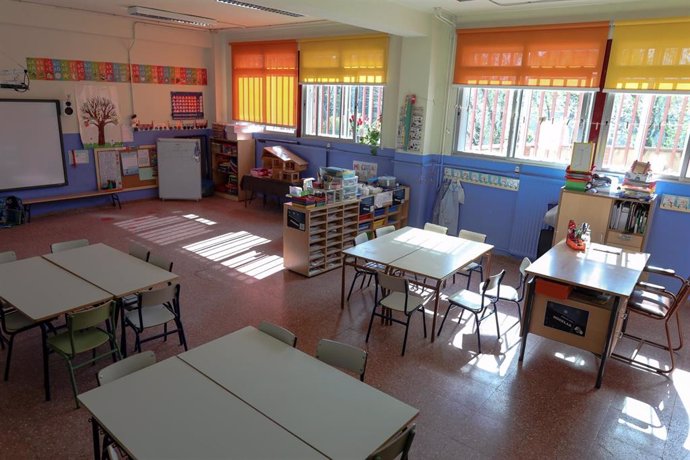 Una de las aulas completamente vacía perteneciente a un colegio de la Comunidad de Madrid 