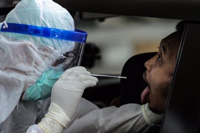 Un trabajador sanitario toma una muestra para realizar una prueba de Covid-19