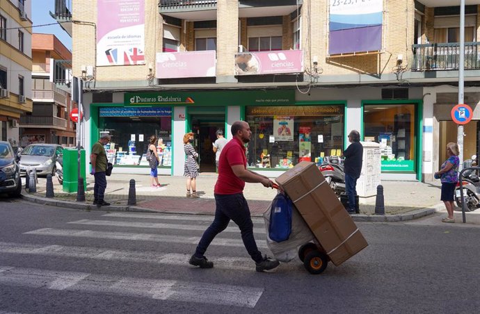 Ciudadanos guardando cola en una tienda de pinturas durante el tercer día de la desescalada del Gobierno y el inicio de la semana octava del estado de alarma decretada por la crisis del coronavirus, en Sevilla (España), a 4 de mayo de 2020.