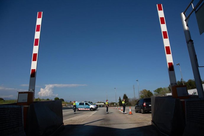 Varios agentes de los Mossos d'Esquadra protegidos con mascarillas en un control en el peaje de La Roca del Valls, en La Roca del Valls/Barcelona/Catalunya (España) a 9 de abril de 2020.