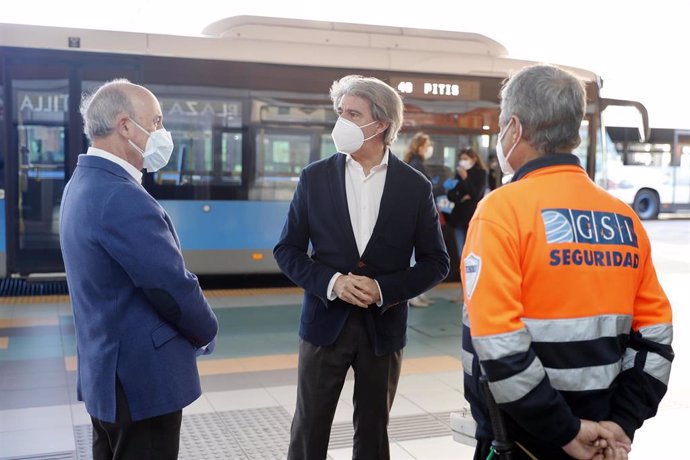 El consejero de Transportes, Movilidad e Infraestructuras, Ángel Garrido, habla con un trabajador durante una visita al intercambiador de Plaza Castilla.