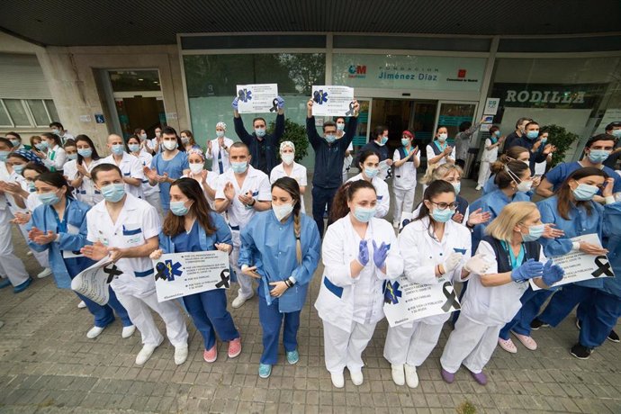 Varios sanitarios del Hospital Fundación Jiménez Díaz aplauden en apoyo a los profesionales fallecidos por coronavirus y sus familias durante a Pandemia Covid-19.