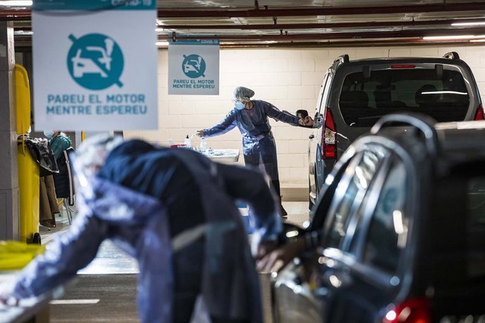 Dos Voluntaris Realitzen La Prova Als Ocupants De Dues Vehiculos En Els Stop Lab D'Andorra La Vella.