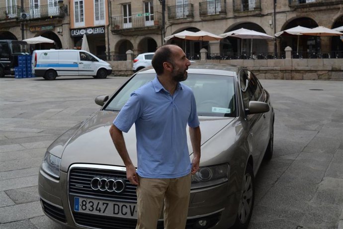 O alcalde de Ourense, Gonzalo Pérez Jácome, saca a poxa o coche oficial do Concello por 3.000 euros.