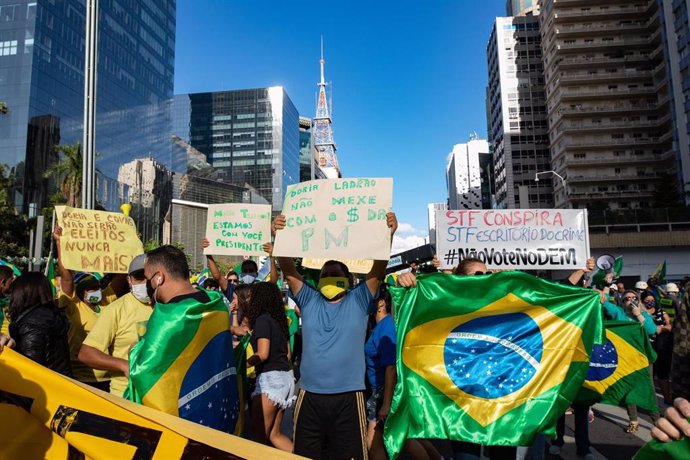 Manifestación en favor de Jair Bolsonaro en Sao Paulo, con mensajes en contra del gobernador del estado, Joa Doria.