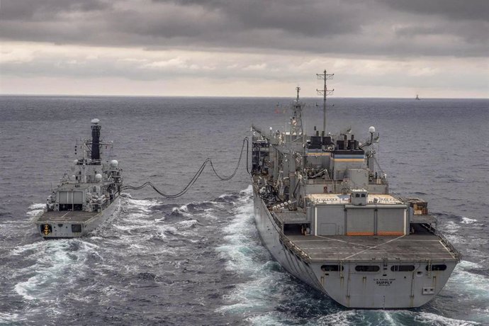 El USNS Supply junto al HMS Kent británico en un entrenamiento en el Círculo Polar Ártico.