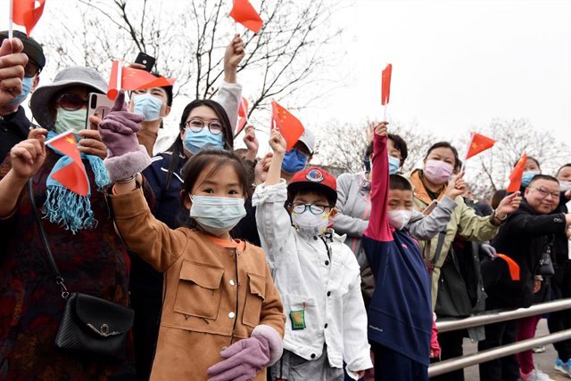 Un grupo de personas reciben a personal médico del Hospital Universitario de Hebei.