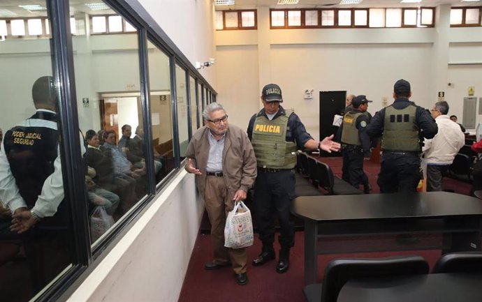    El líder del grupo terrorista Sendero Luminoso que aterró a la sociedad peruana durante las últimas décadas del pasado siglo, Abimael Guzmán, fue expulsado de una audiencia a la que asistió por su implicación en el caso Tarata