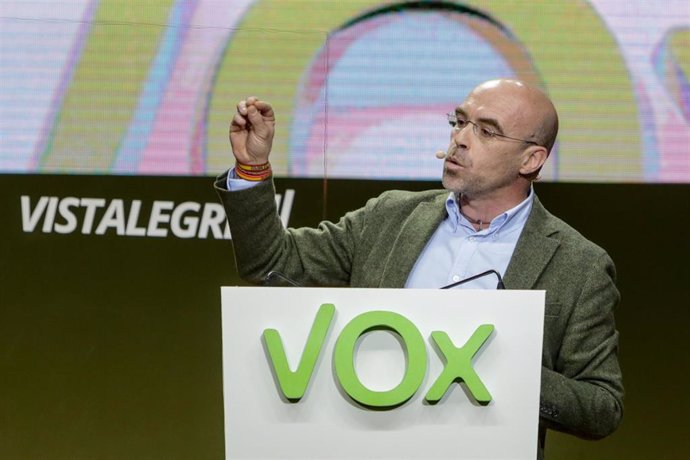 El jefe de la delegación de Vox en el Parlamento Europeo, Jorge Buxadé, durante su intervención en el acto central de la Asamblea General Ordinaria del partido en el Palacio de Vistalegre (Madrid/España) a 8 de marzo de 2020.