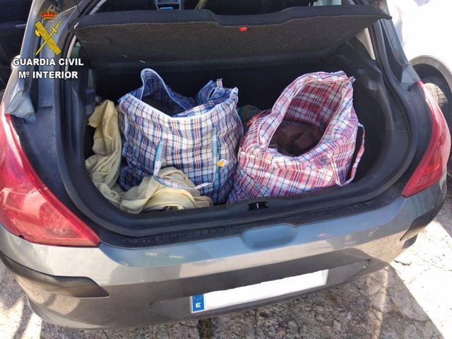Bolsas con hachís intervenidas en una vehículo en Chipiona