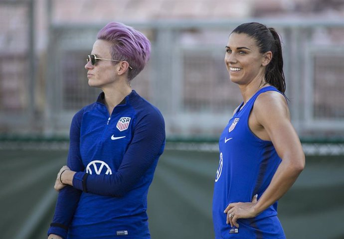 Megan Rapinoe y Alex Morgan durante un entrenamiento de la selección estadounidense de fútbol