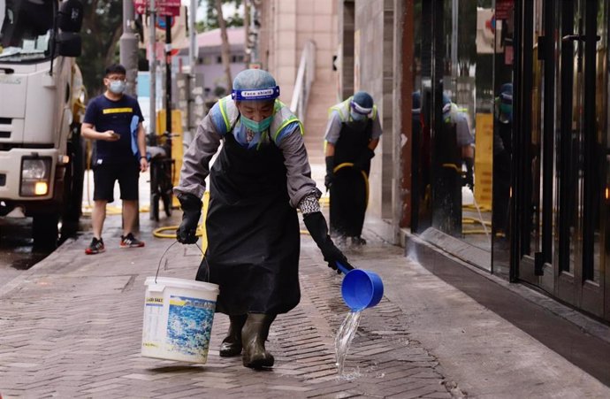 Trabajadores limpian una calle de China.