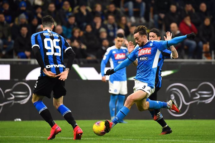 Fabián Ruiz intenta un disparo ante Stefano Sensi durante el Inter-Nápoles de la Serie A 2019-2020