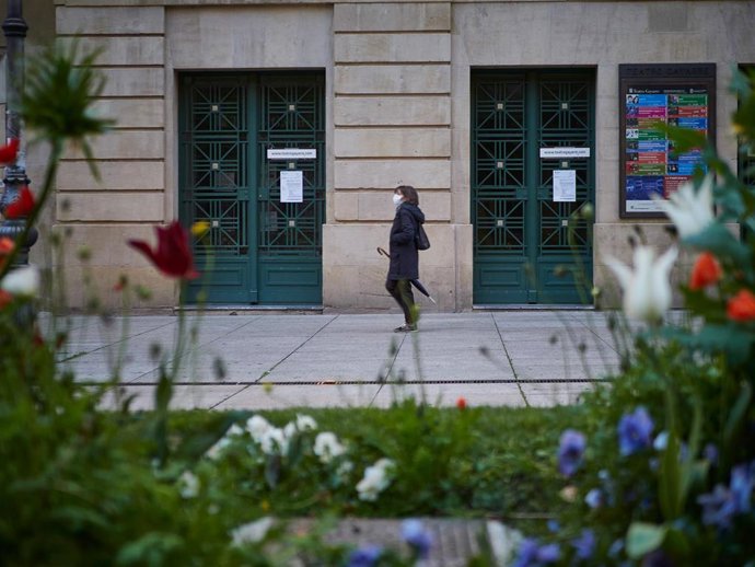 Transeúntes pasean por las calles de Pamplona durante el día 33 del estado de alarma en el país por la crisis del coronavirus donde colectivos esenciales y aquellos que no puedan teletrabajar tienen permitidos los desplazamientos. En Pamplona, Navarra, 