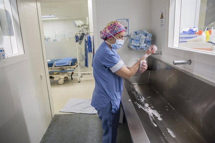 Enfermera realiza el lavado de manos quirúrgico