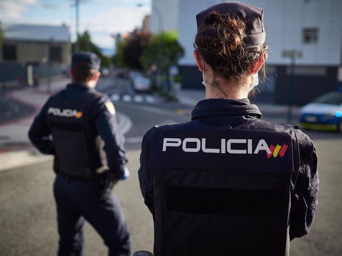 Control de la Policia Nacional durante la pandemia de coronavirus COVID-19, en Pamplona, Navarra, España, a 30 de abril de 2020.